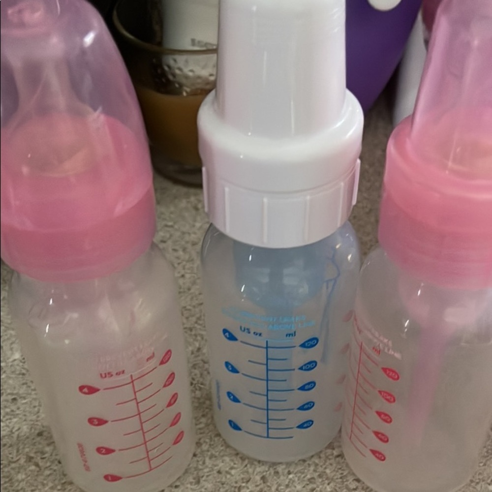 Dr.Browns 4oz bottles. I have 4 pink and 4 Blue. 8 total